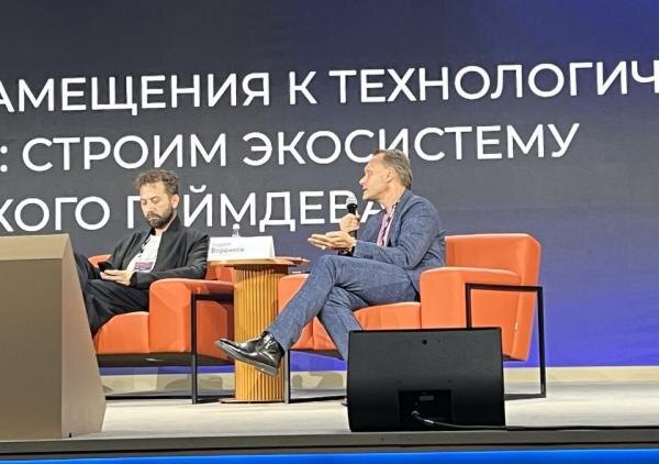 Фо­рум "Циф­ро­вые ре­шения". Спра­ва: за­мес­ти­тель ге­нераль­но­го ди­рек­то­ра Ин­сти­тута раз­ви­тия ин­тер­не­та Ан­дрей Во­рон­ков (фо­то ComNews)