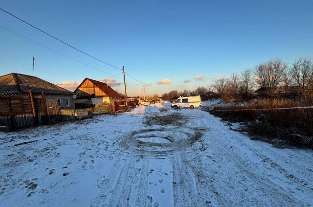    Место нападения собаки на школьницу в Черногорске, на припорошенной снегом дороге видны следы собак. Фото: ГСУ СК России по Красноярскому краю и Республике Хакасия