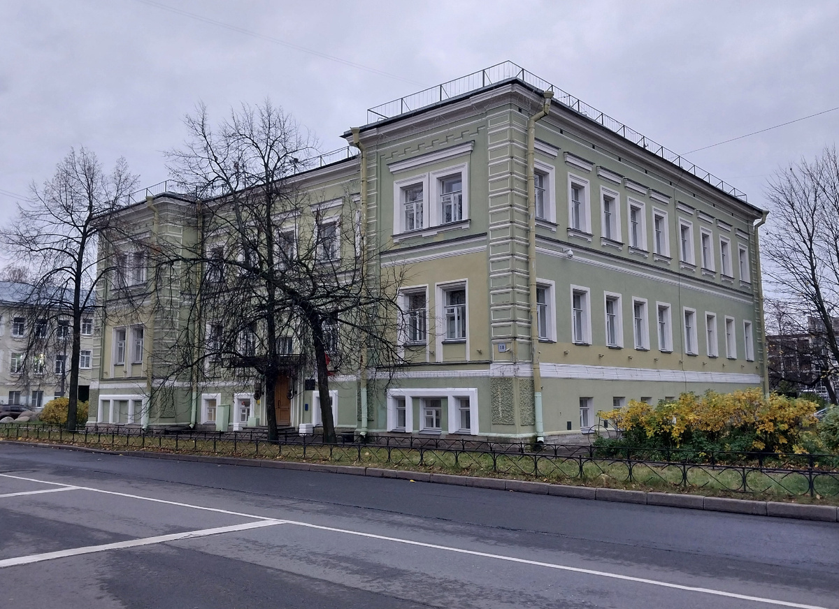 Здание бывшего Сиротского дома. Вид со строны улицы Комсомола (фото автора)