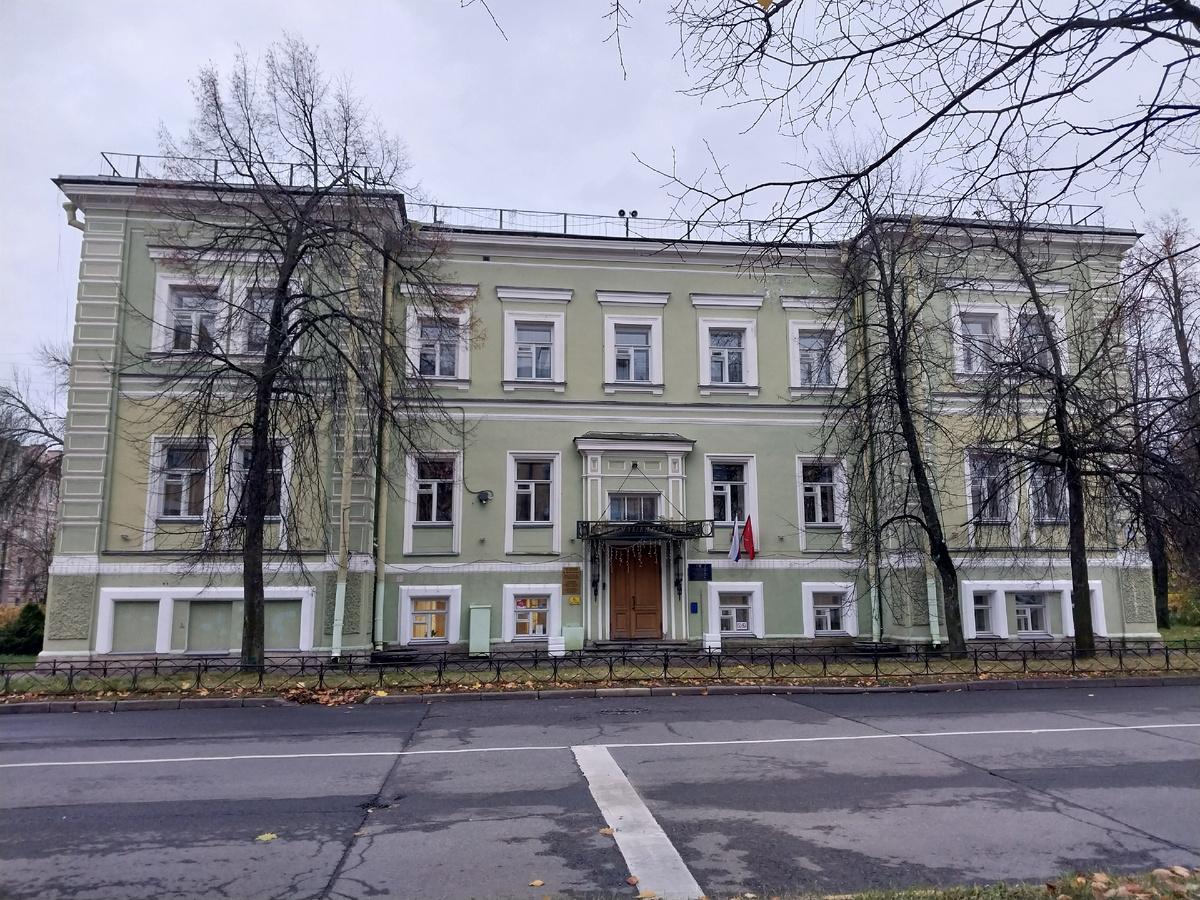 Здание бывшего Сиротского дома. Главный фасад (фото автора)