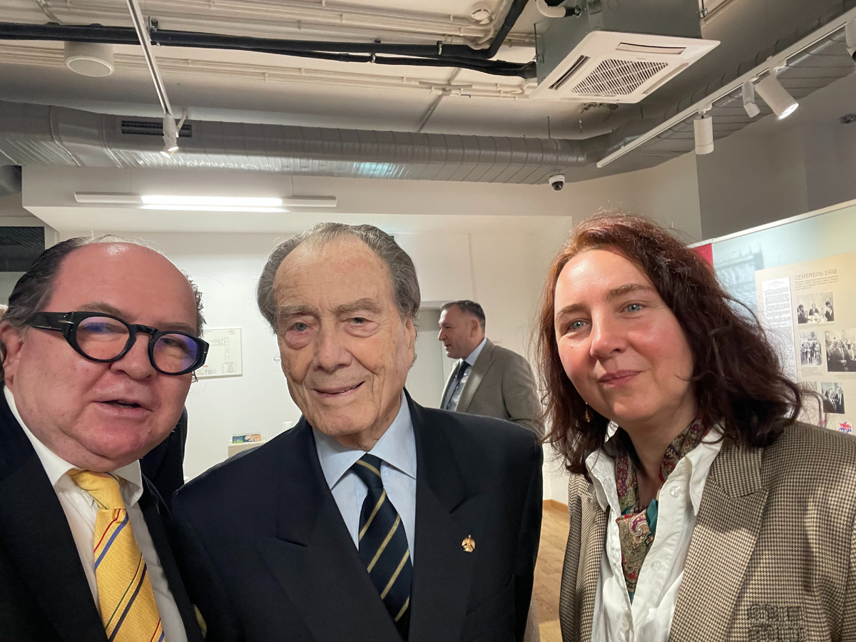 Преемственность поколений, слева направо: Август Котляр (60 лет), граф Пётр Шереметев (93 года), Наталия Котляр. Ноябрь 2025.