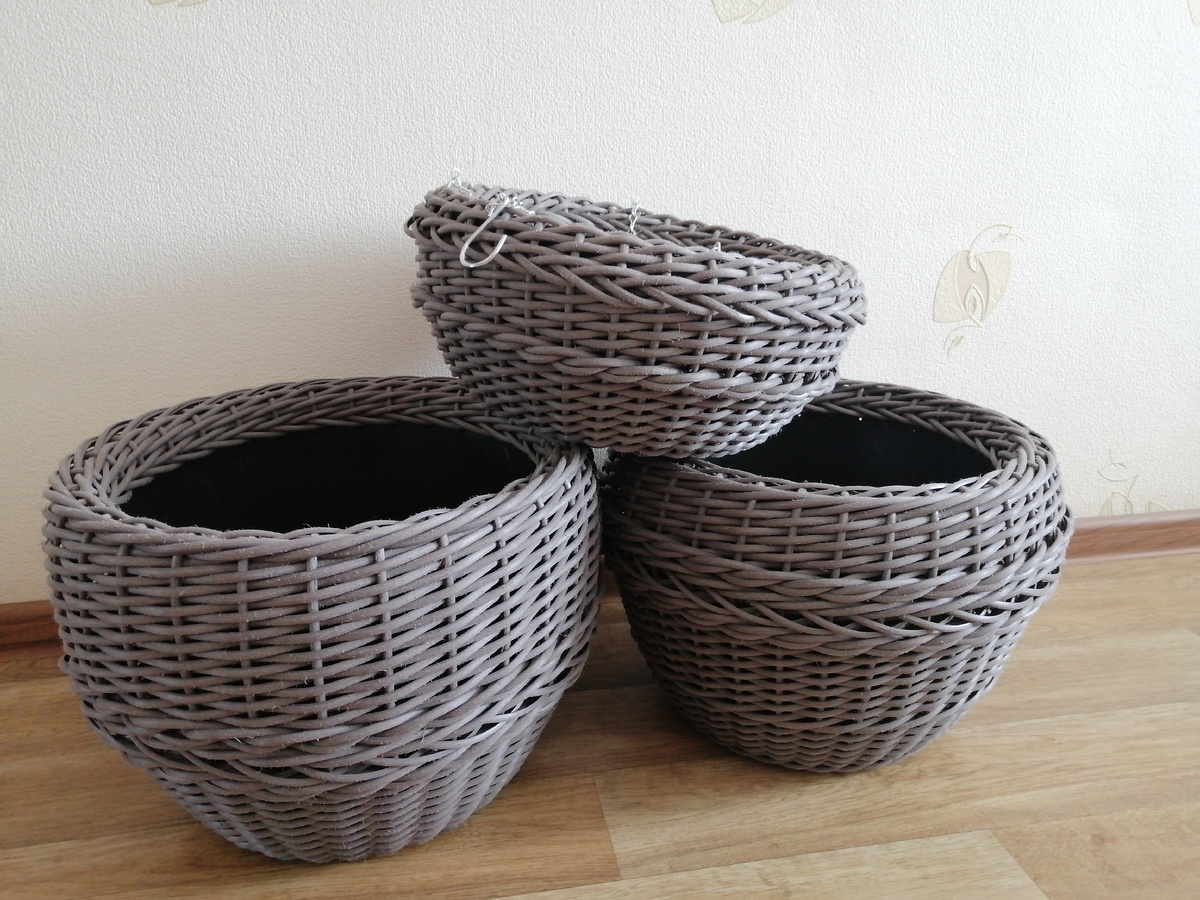 Вот такой комплект кашпо с цветами украшал мой двор в саду.