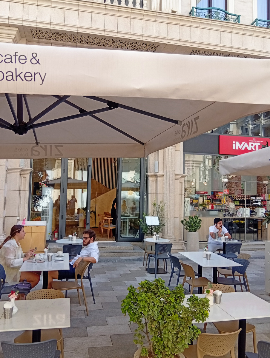 Кафе "Zira", летняя веранда. Фото из личного архива автора.