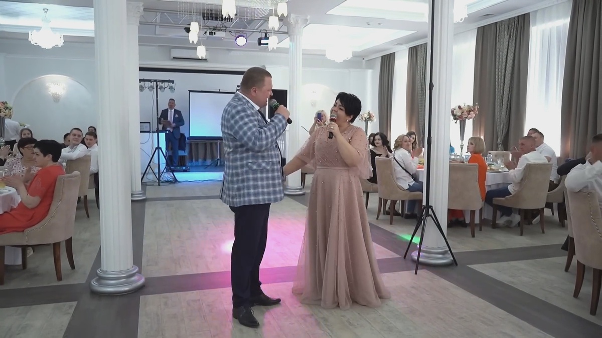 Родители аоют на свадьбе