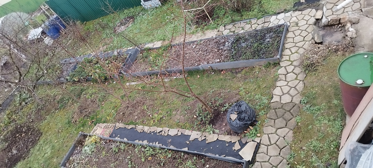 И от угла дома есть еще три грядки, тоже окантованы пластиком. На торце длинной грядки, как раз где угол дорожки, весной тоже будут цвести тюльпаны. Фото из окна мансарды.