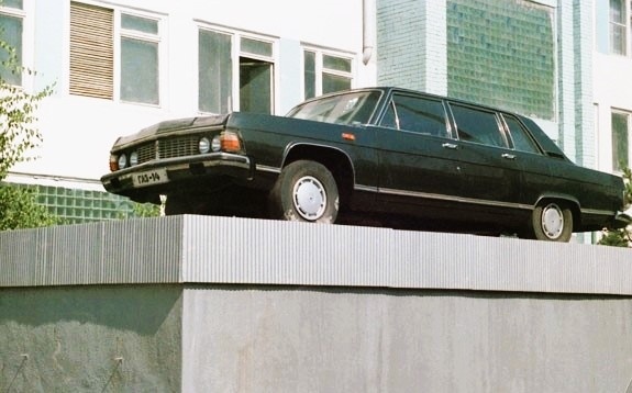 Производство малых серий в народе называли Чайкой, поскольку именно там собирали горьковские "членовозы". Но вскоре после того, как их производство прекратилось, с постамента возле цеха убрали эту красавицу - чтобы ничто не напоминало...