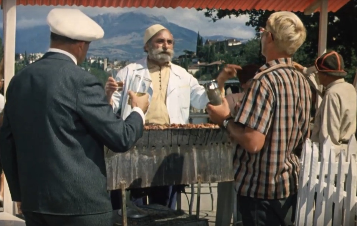 Скриншот автора. "Кавказская пленница, или Новые приключения Шурика".  Вкусная уличная еда. 