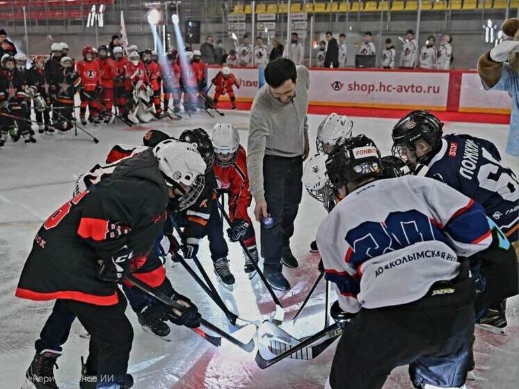     Павел Дацюк провел вбрасывание / фото: Благотворительный фонд "Дети России"