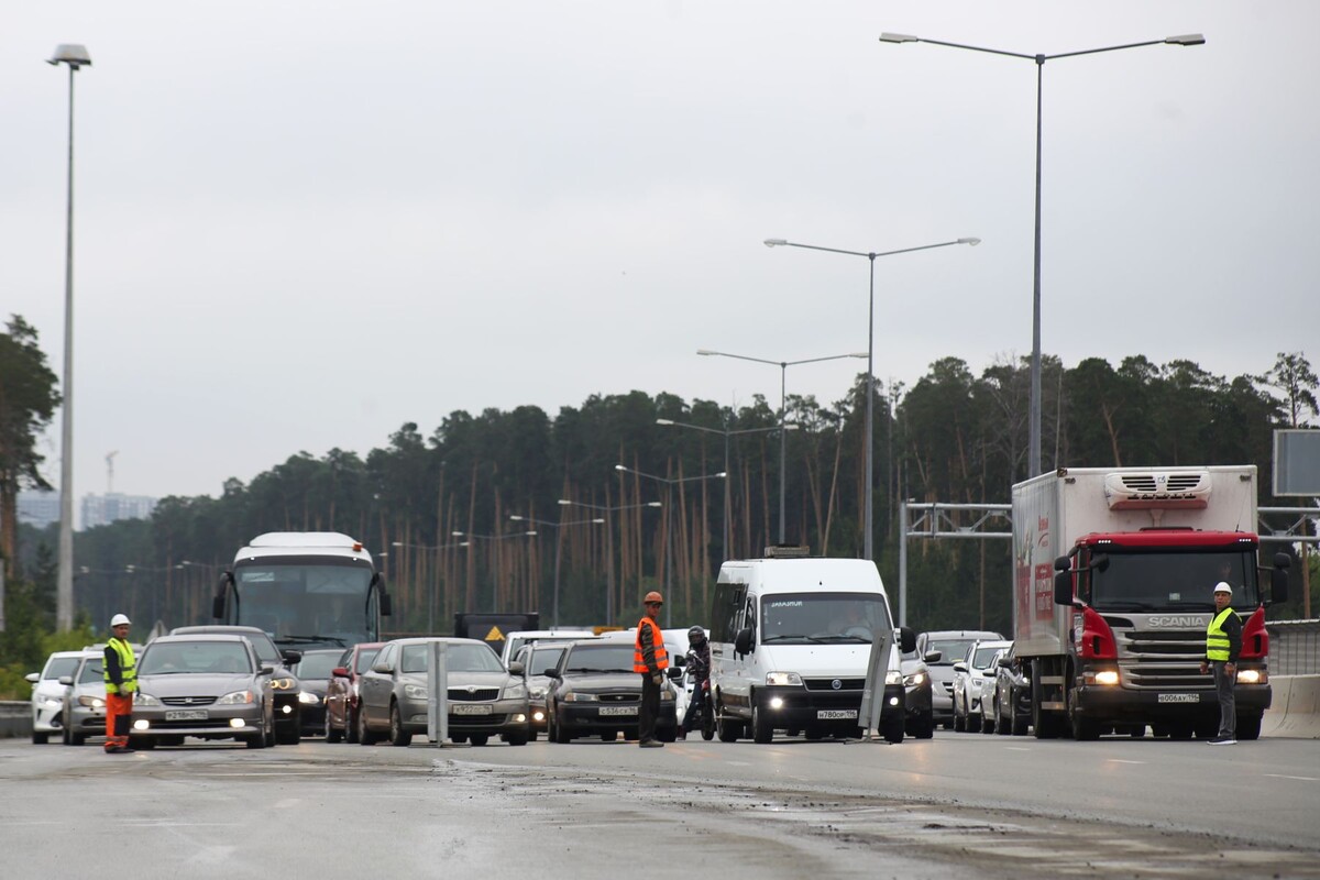 Пробка на 7 км собралась на КАД перед вантовым мостом.  Фото: Фото: ФедералПресс / Ольга Юшкова