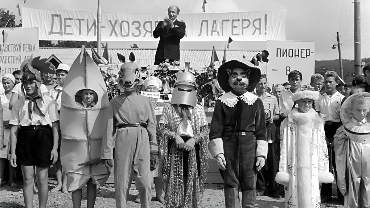    В пионерлагере из фильма «Добро пожаловать, или Посторонним вход воспрещен» (1964) все было устроено так, чтобы у детей не было свободного времени / Фото: Киностудия «Мосфильм»