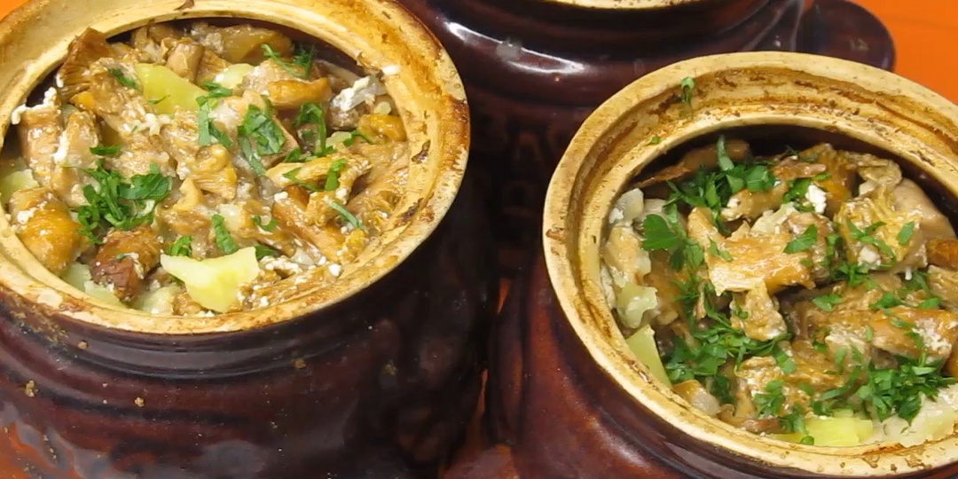 Сочетание в этом блюде лучшее из лучших. Мясо, картошечка рассыпчатая, но вкус придают они, мои любимые...