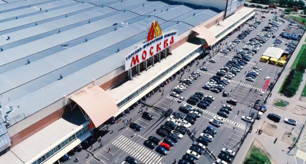 Торгово-ярмарочный комплекс «Москва» в столице — место закупки товаров оптом для огромного количества малого бизнеса. Но получить товар со всеми причитающимися документами, проблематично, говорят предприниматели. Поэтому работать с НДС большинство не смогут