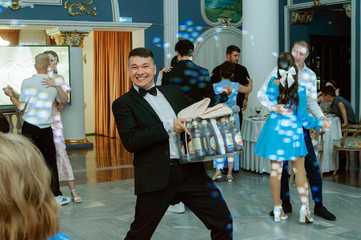 Андрей Рублев проводит дни рождения в Чебоксарах — гости смеются, участвуют в конкурсах и наслаждаются праздником.