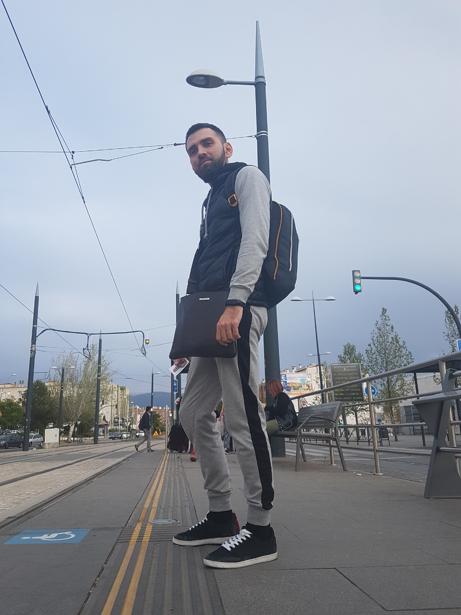 на остановке трамвая