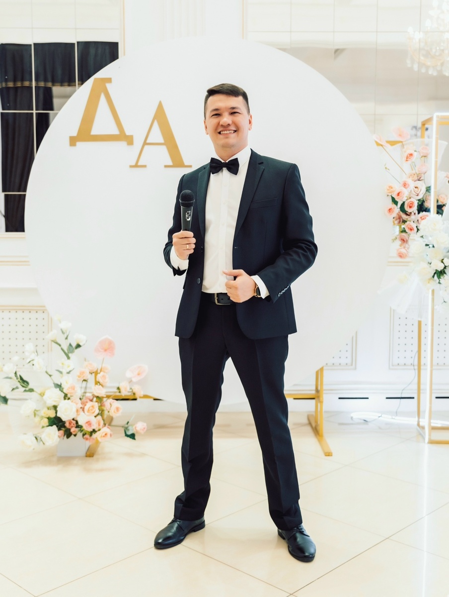 Ведущий Андрей Рублев проводит выпускные вечера в Чебоксарах — выпускники веселятся, танцуют и запоминают эти незабываемые моменты.