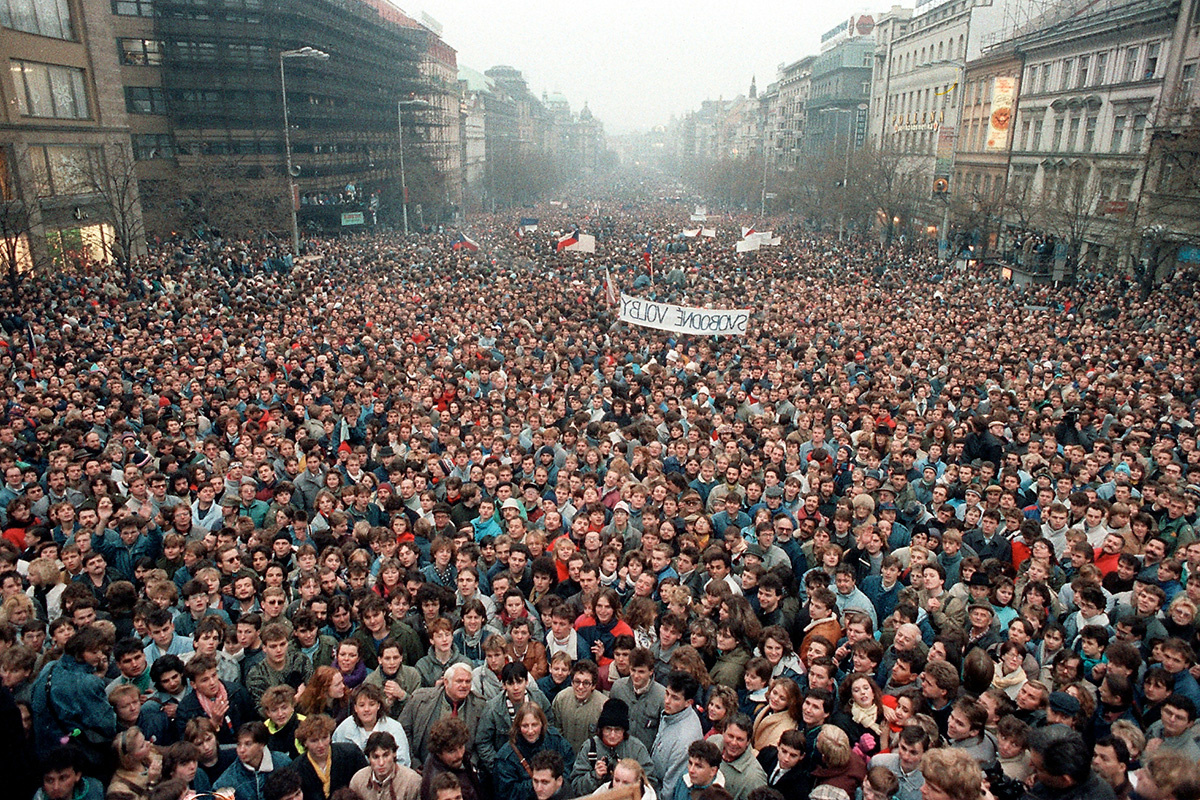 Peter Dejong / AP / ТАСС📷Мирные выступления жителей Чехословакии во время «бархатной» революции привели к отстранению от власти коммунистической партии