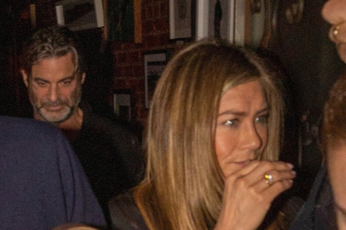    Энистон все чаще появляется с Кертисом LEGION-MEDIA