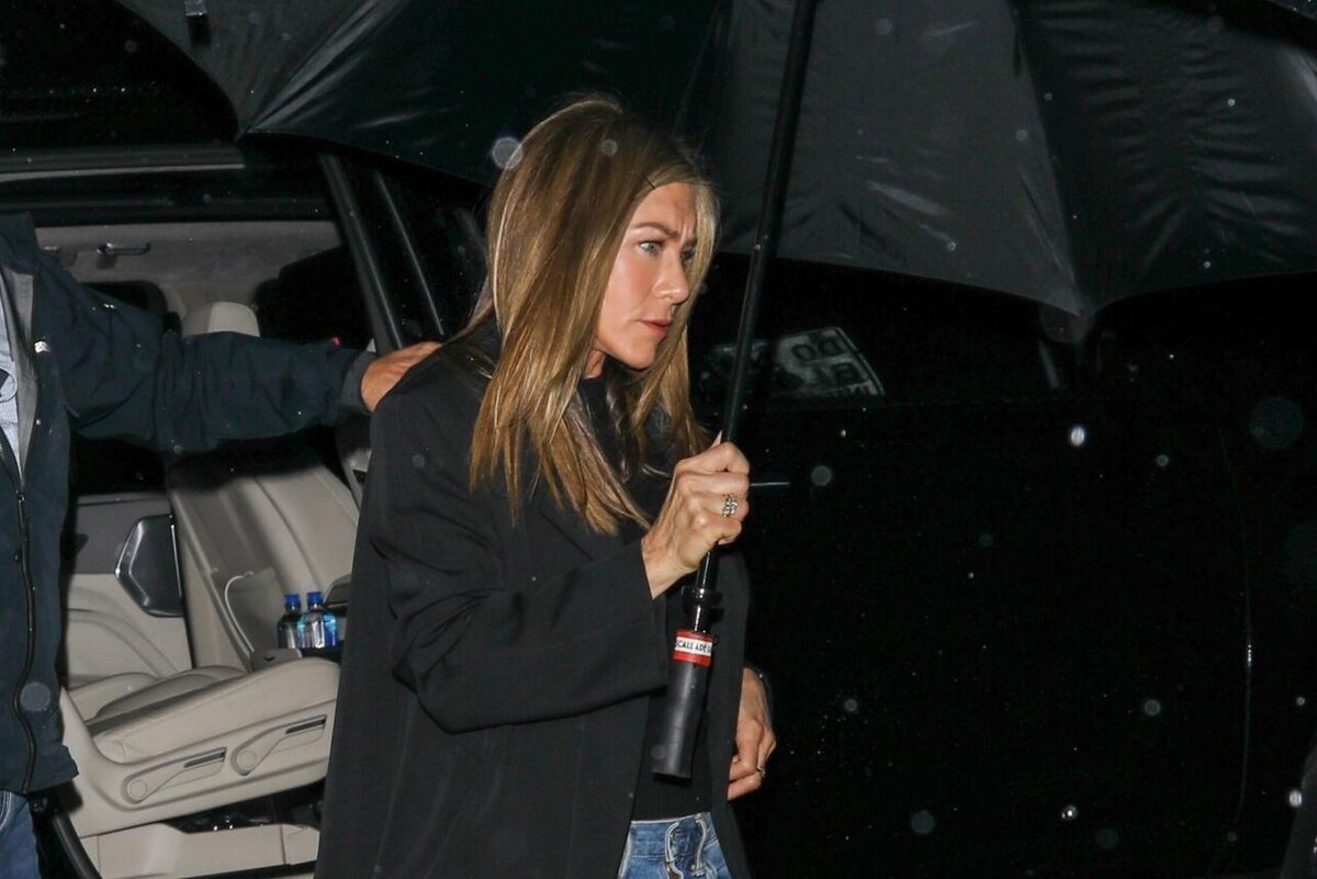    Дженнифер Энистон не стала мудрить над тем, как одеться для свидания в ресторане LEGION-MEDIA