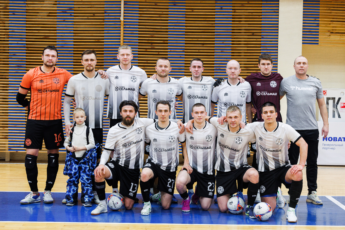 ФК "Машиностроитель". Верхний ряд: Владимир Чернядьев, Данил Шкарин, Павел Мальков, Сергей Венских, Илья Коноплев, Алексей Перминов, Никита Дубровкин, Константин Шишкин (тренер команды). Нижний ряд: Артем Демержи, Степан Грязев, Владислав Седельников, Руслан Овсянников, Владислав Касьянов,