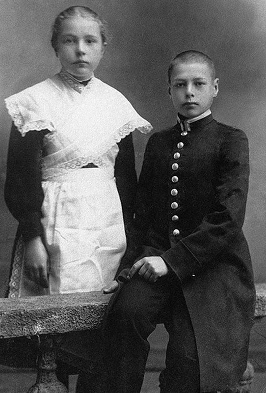 Архивные фотографии используются в информационных целях для иллюстрации исторического костюма. Оригинальный дизайн формы принадлежит общественному достоянию.