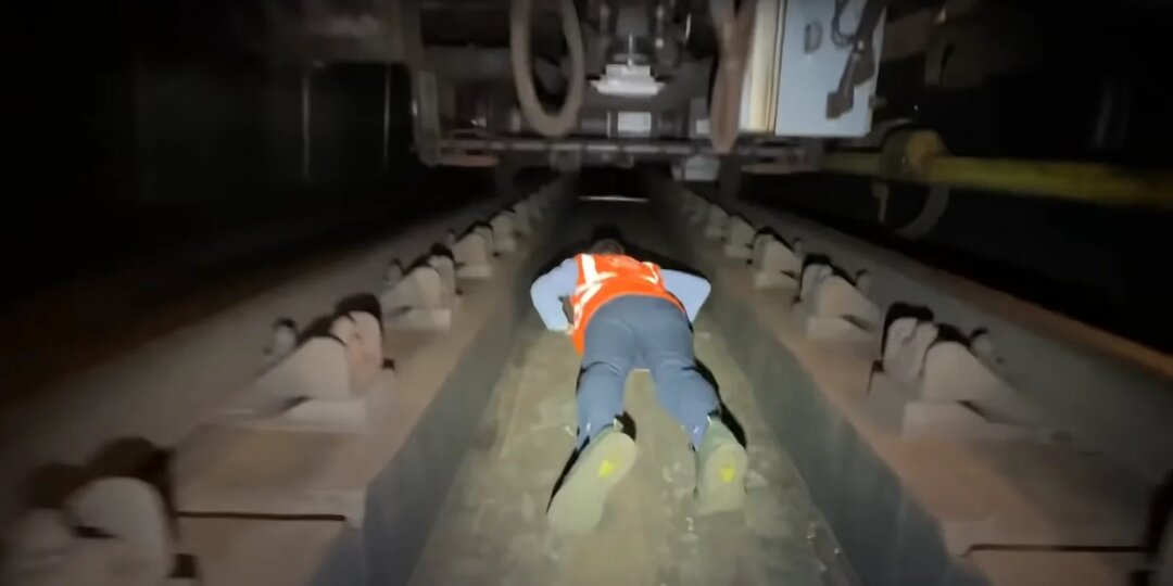 Пенсионерка столкнула 13-летнюю девочку на пути в метро