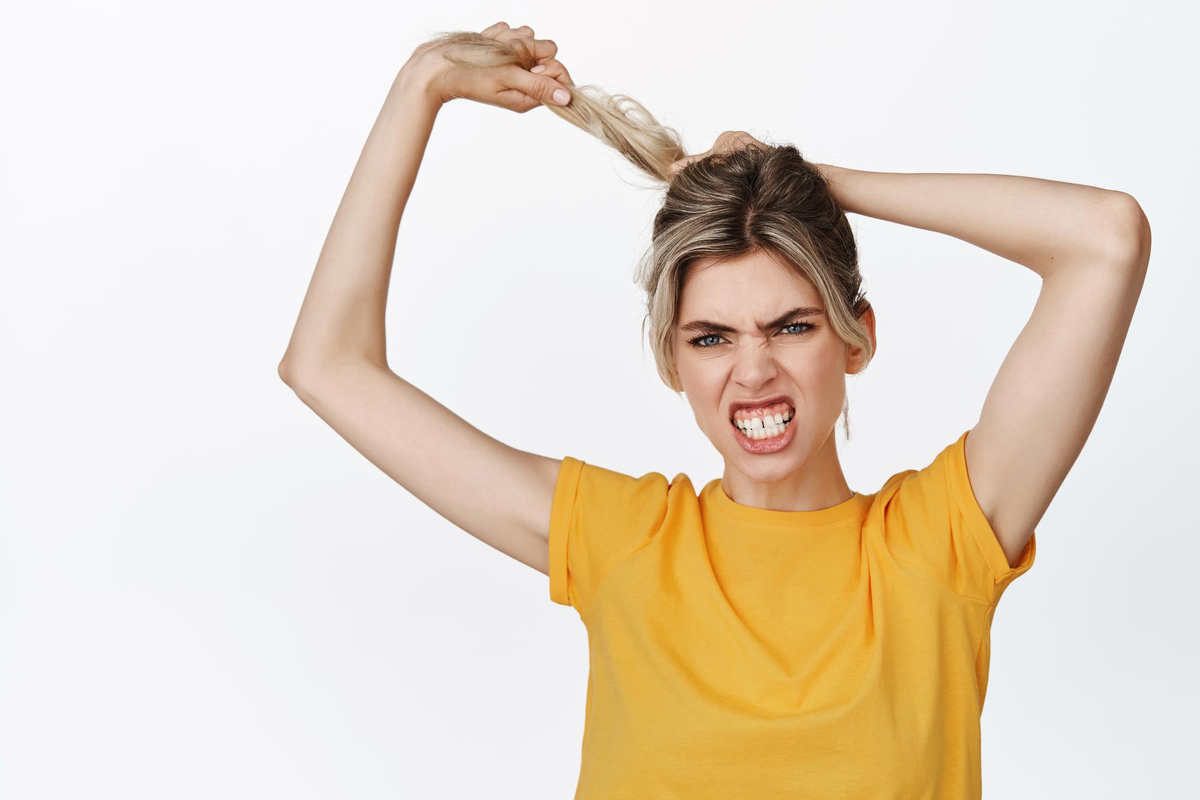     Трихотилломания: психологи выяснили, почему люди рвут на себе волосы