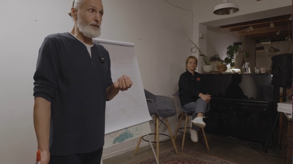 Смартфон - самая горячая тема детско-родительских, а часто и супружеских споров.
Польза или вред?
Необходимость или баловство?
Когда дарить?
Сколько можно?
Как контролировать?
Как договариваться?
Как создать ограничения, которые развивают, а не унижают?
Смартфон, как третий лишний в супружестве?
Имеет ли супруг доступ в смартфон?
Психологические, физиологические, социальные, правовые аспекты использования смартфона детьми и взрослыми.
Зависимость, цифровой аутизм, сексуальные преступления.

Лекция прошла на площадке "Школы интегральной психологии Елены Могилевской" и приурочена к углублённому онлайн курсу по современным методам работы с семьей для психологов и педагогов.
Больше подробностей вы можете узнать по ссылке:
https://vship-course.taplink.ws/p/system-therapy