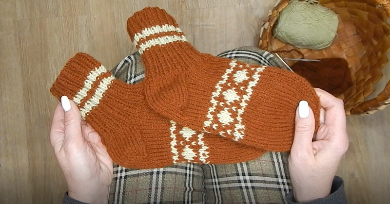 Рыжие носки с орнаментом