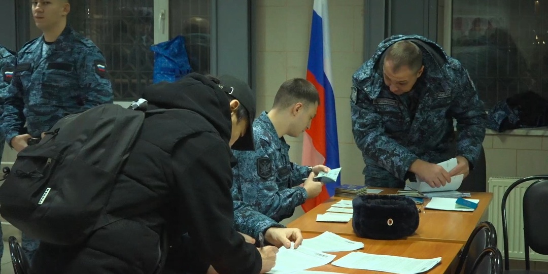 Мигрантов продолжают массово выдворять из России