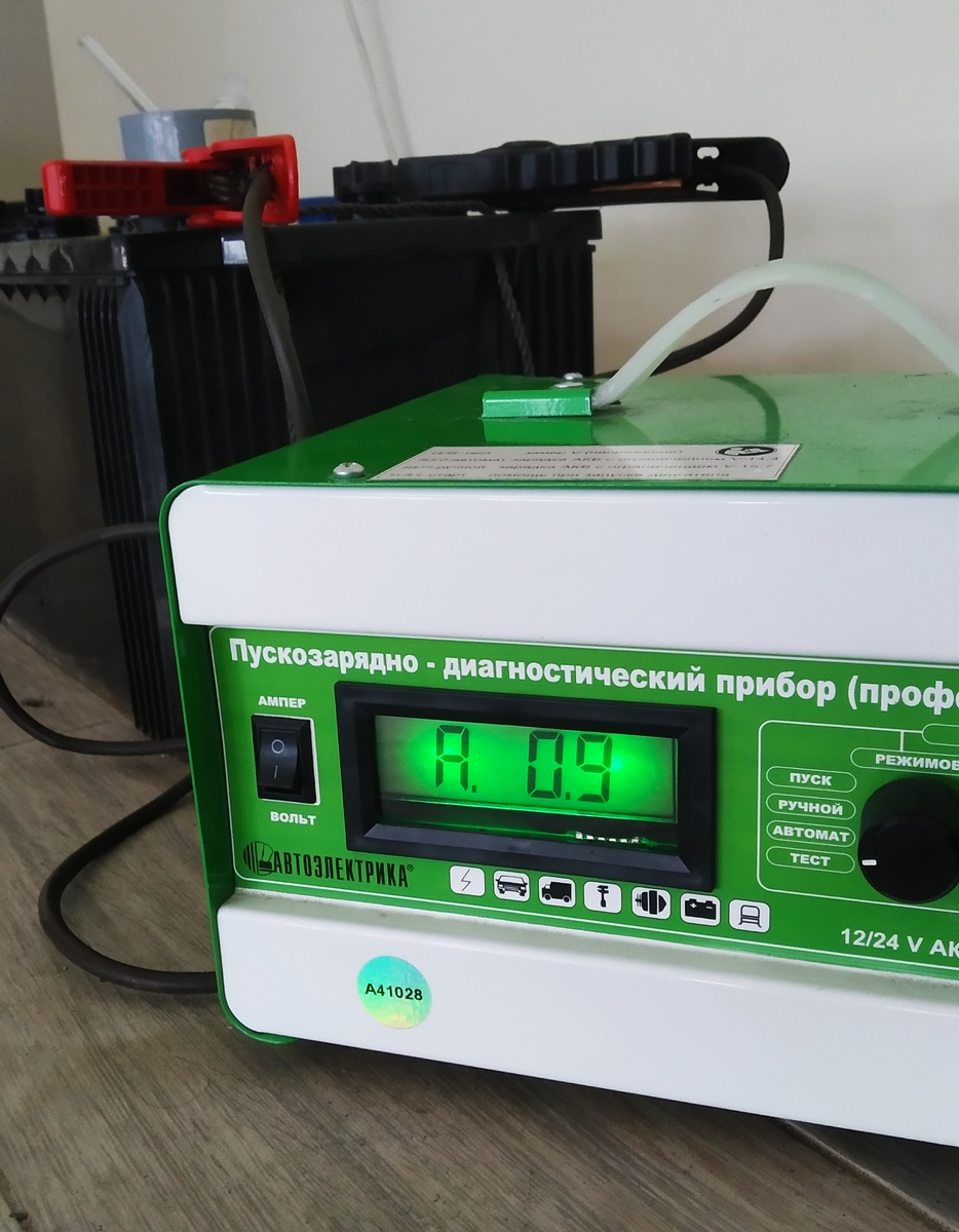 Заряд АКБ зарядным устройство "Автоэлектрика Т-1014"