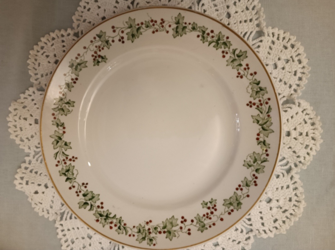 Мои винтажные новогодние тарелки со смородиной, уместные, впрочем, в любой сезон👌