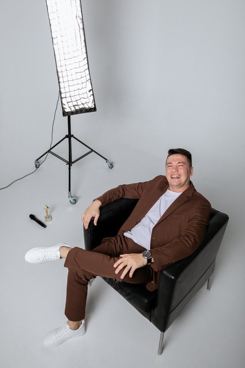 Андрей Рублев проводит выпускные вечера в Чебоксарах — гости вовлечены, смех и радость создают живую атмосферу праздника.