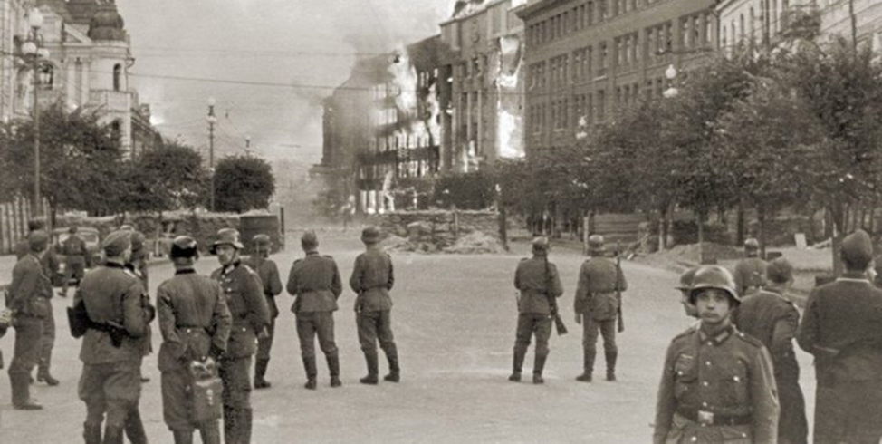 Немцы шли в кино смотреть фильм о победах. Они не знали, что в подвале их уже ждет "сюрприз", который похоронит под собой 152 оккупанта