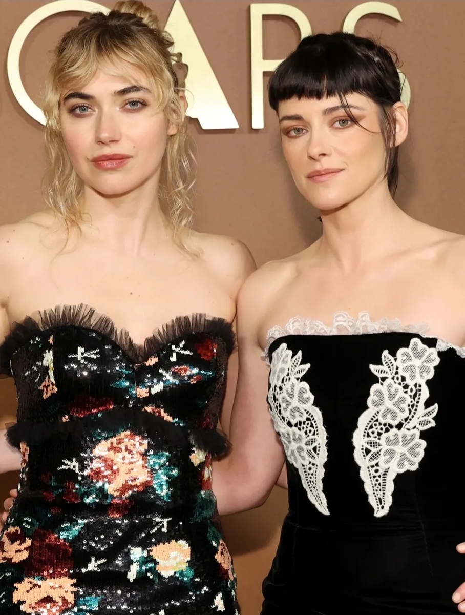Кристен Стюарт  и Имоджен Путс на 16-й церемонии Annual Governor's Award. Материал из сети.