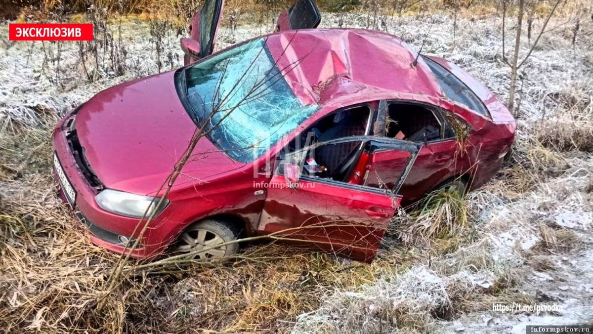 Девушка пострадала из-за вылета автомобиля в кювет в Псковском районе 15 ноября. Фото: ПАИ