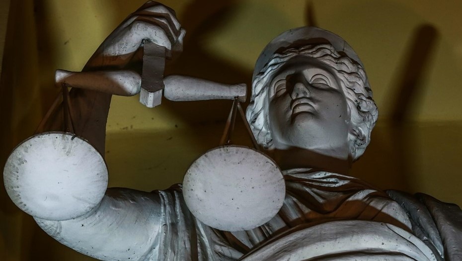 Автор фото: Сергей Коньков / "Деловой Петербург". Статуя богини правосудия Фемиды.