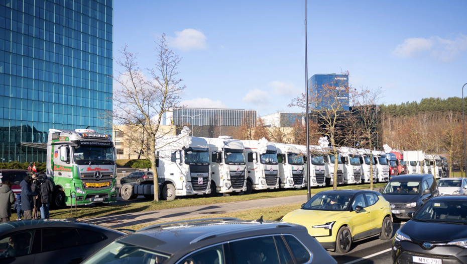 Автор фото: Delfi. "Тихий траур" перевозчиков: тягачи без прицепов в Вильнюсе (Литва).