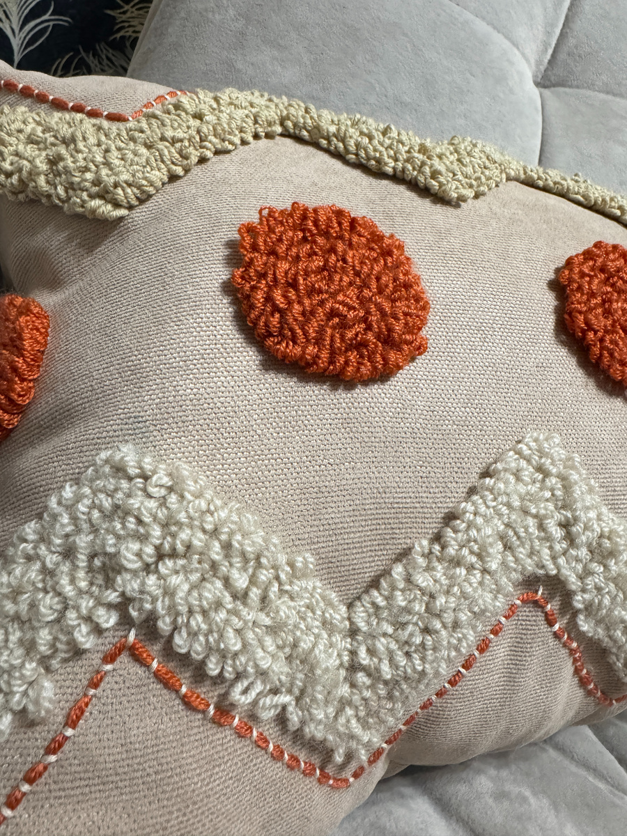 Вот как красиво выглядит ворс у ковровой вышивки, чем-то напоминает плюш что ли