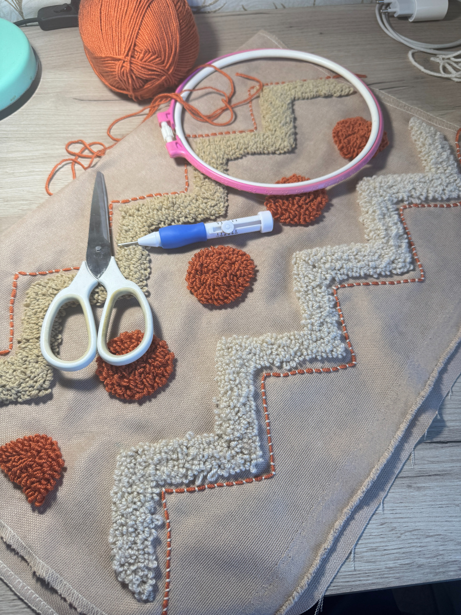 Вот всё что мне нужно было для создания такой красоты плюс клей ПВА и кисточка.