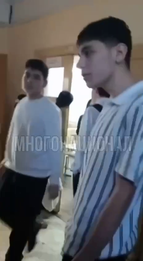 На переднем плане - зачинщик конфликта. Парень с рюзаком за спиной выходил из класса. По всей видимости, акция спланированная, так как съёмка производилась до начала конфликта