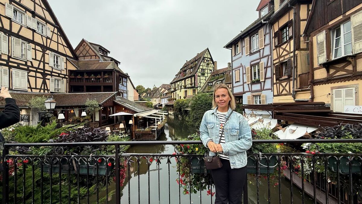 Прошлась по удивительно сказочным улочкам этого эльзасского городка, рассматривая фахверковые домики, полюбовалась каналами и насладилась пешей прогулкой по маленькой Венеции, отведала самые вкусные эклеры в городе в Donatien Eclaire