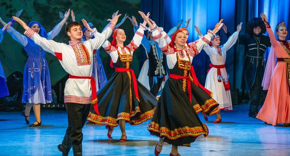    Танцы народов России на сцене ДК «Подмосковье» в Красногорске на фестивале ко Дню народного единства / Медиасток.рф
