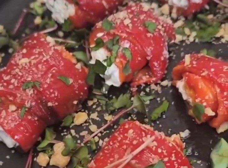Рулеты из запечённого перца: изысканная закуска для новогоднего стола