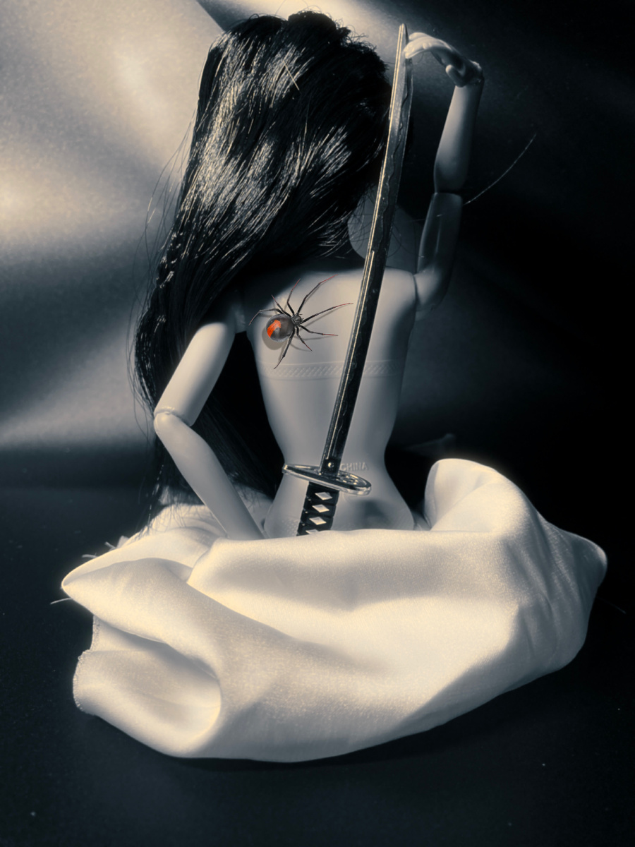 Пофантазировала на тему черно/белых фото с татушками🫶 себе всегда хотела такой фотосет🤭😄🖤