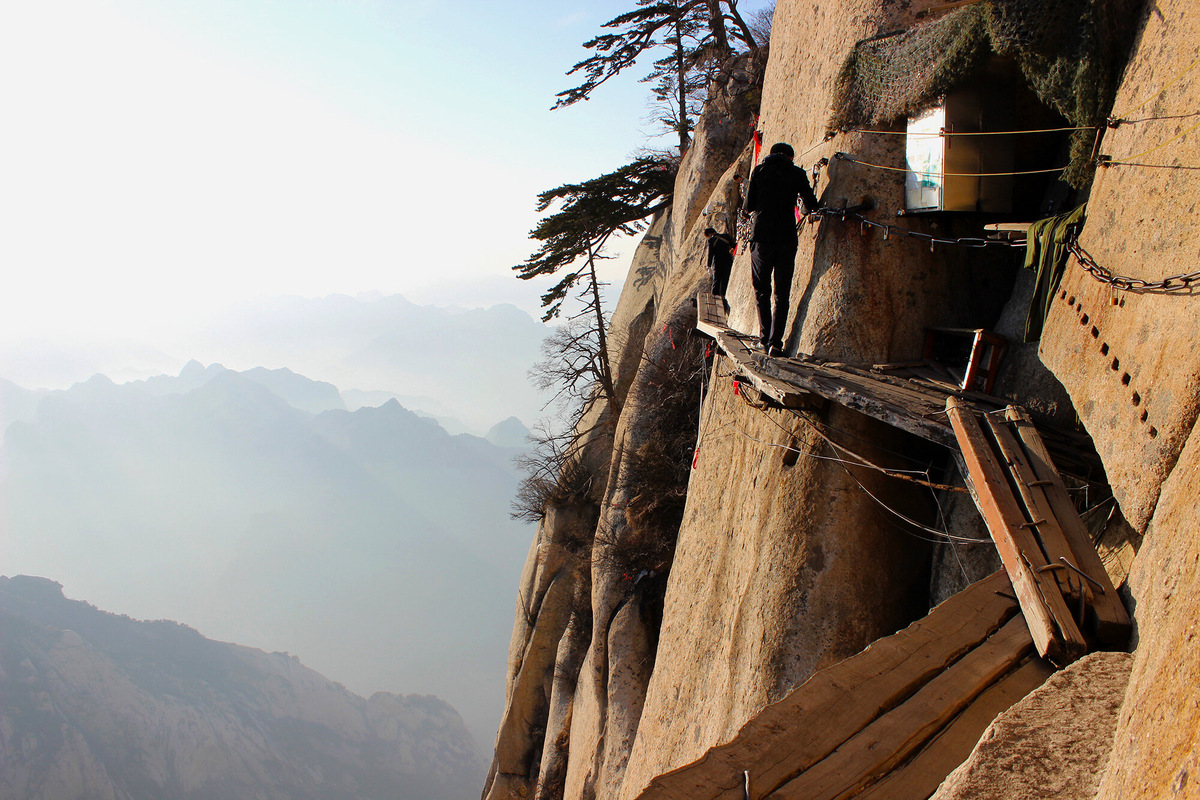 Риск порой представляет даже не сама тропа, а толпы на ней — бесстрашные китайцы, говорят, смело идут друг за другом, буквально «переползая» через товарищей, что двигаются навстречу. Видимо, так много желающих просветлиться. Фото: danielcastromaia / Shutterstock / Fotodom