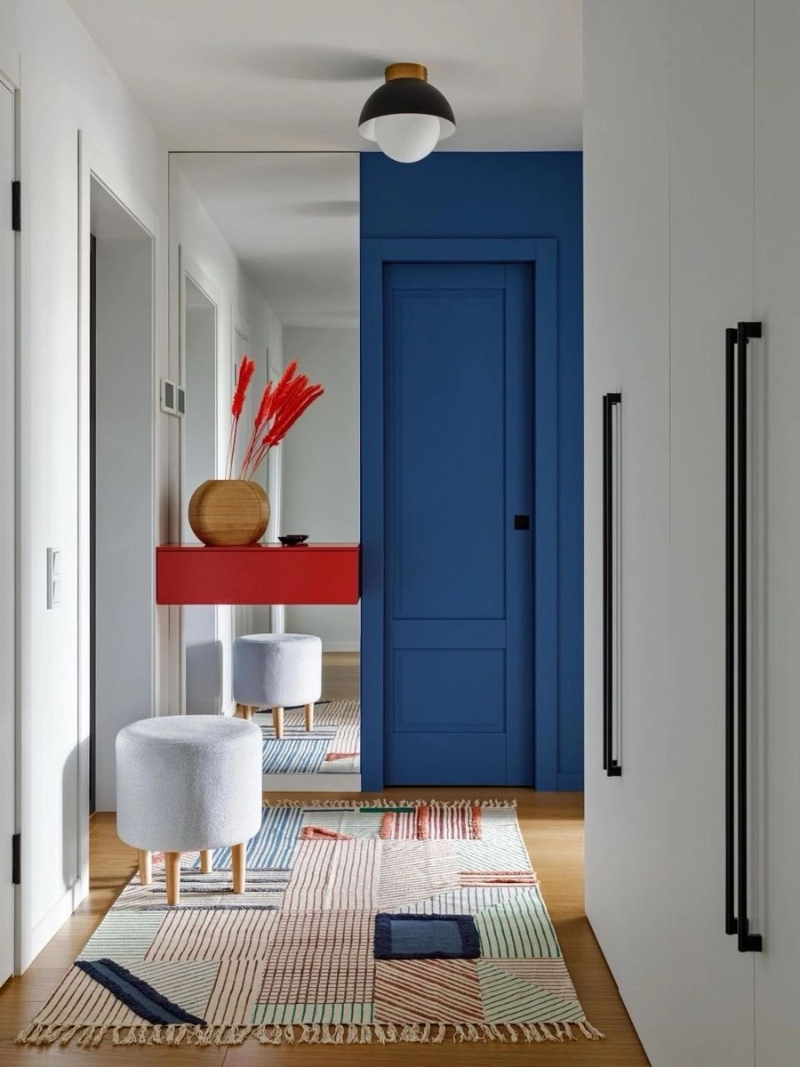 Базовый интерьер: светлые стены, теплые деревянные полы. Но пара цветовых акцентов уже меняют настроение. Фото с pinterest.com
