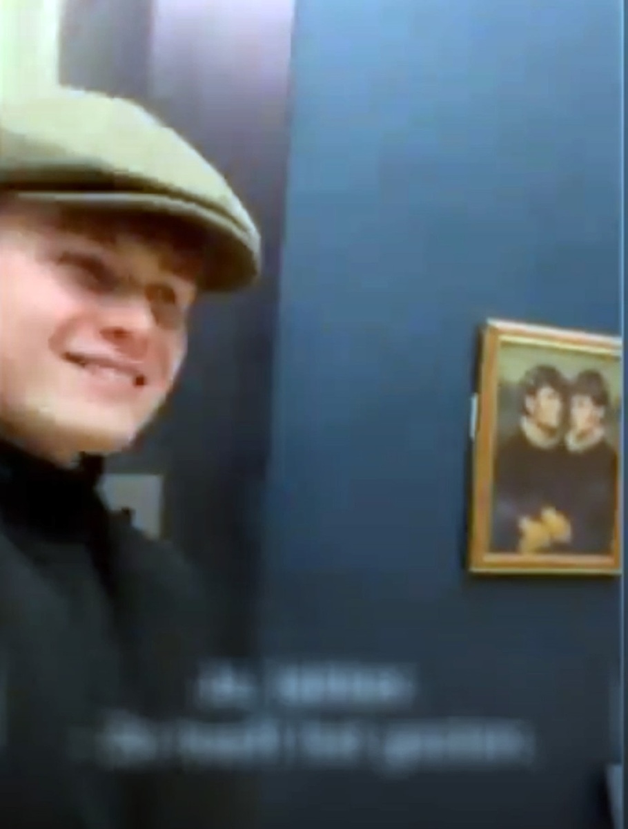    Двое пранкеров повесили своё фото около Моны Лизы