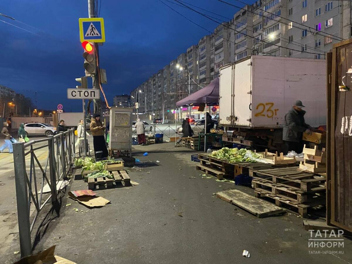 Сотрудники полиции, исполнительного комитета и Госавтоинспекции провели рейд по местам несанкционированной торговлиФото: © Кирилл Гумиров / «Татар-информ»