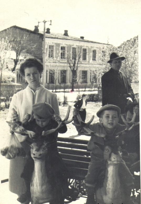 Карусели в детском парке. Интересно, помнит ли их кто-то?