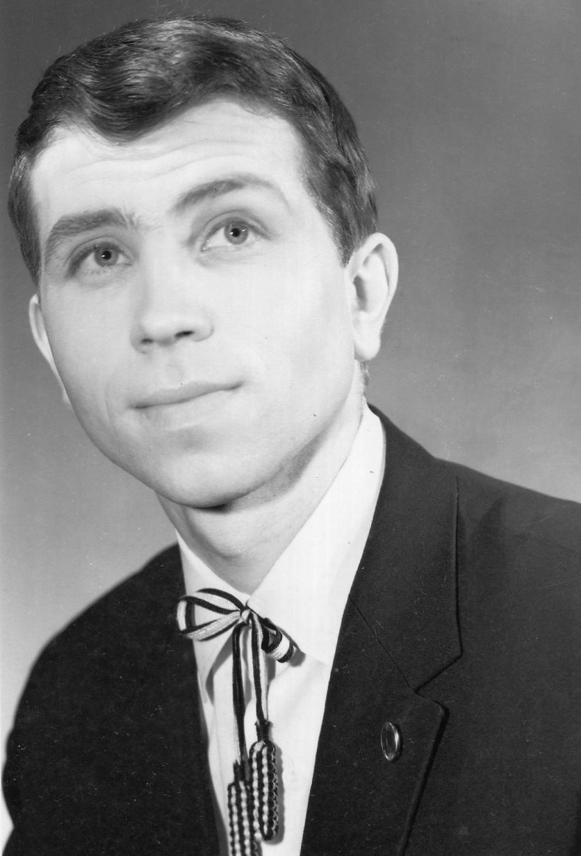 Актер Олег Белов